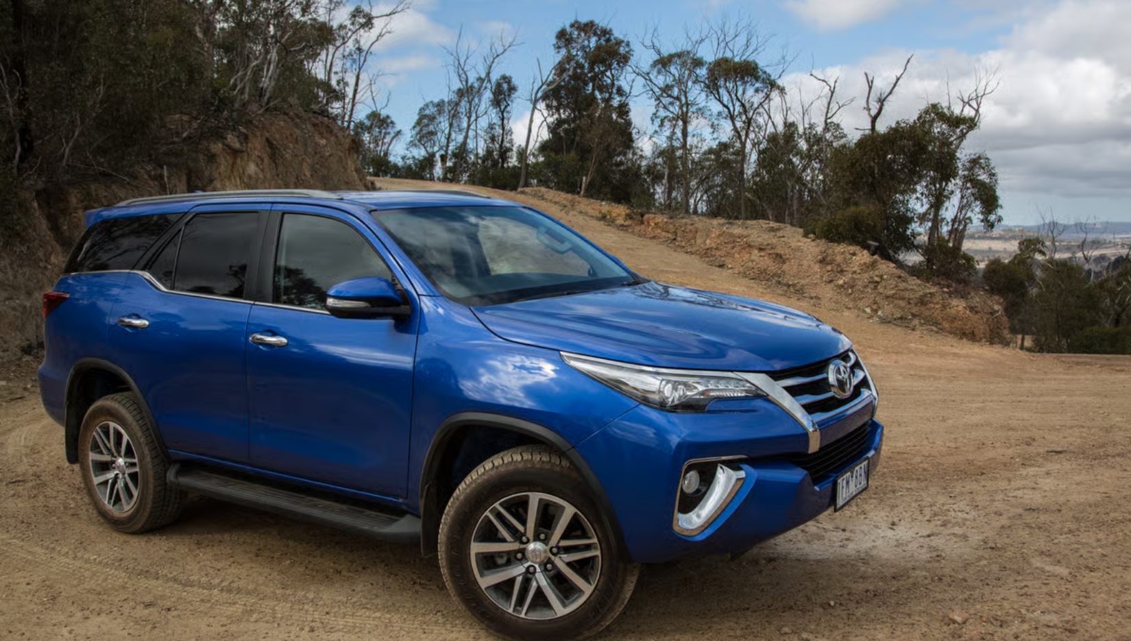 Toyota Fortuner: 201.15bhp पावर और 7 सीट्स के साथ SUV का असली राजा, जानिए कीमत भी